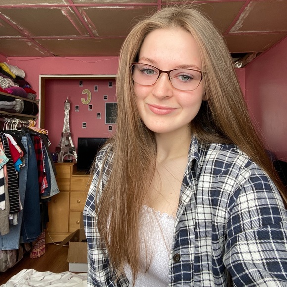 Meet your Posher, Caroline - Picture 1 of 1